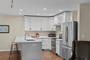 Geladeira, micro-ondas, fogão, cooktop