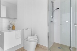 Shower, hair dryer, towels