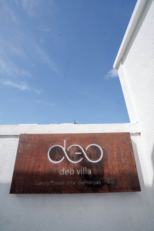 A sign for 'deo villa' indicating a luxury private villa in Seminyak, Bali. - Deo Villa Seminyak (Seminyak)