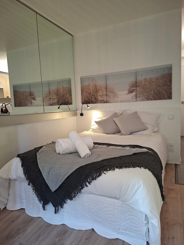 1 habitación, tabla de planchar con plancha, wifi y ropa de cama