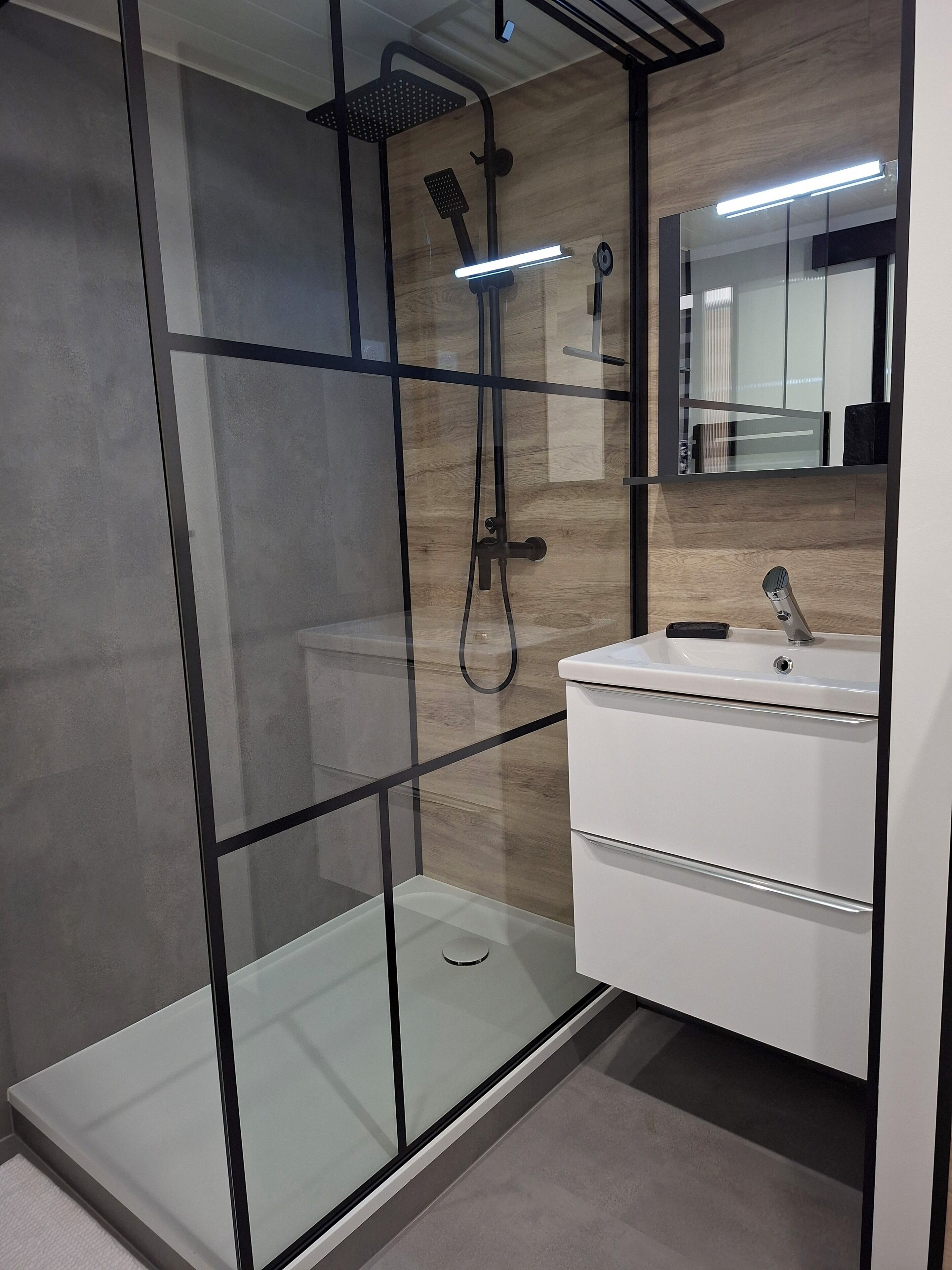 Een douche, een haardroger, handdoeken, zeep