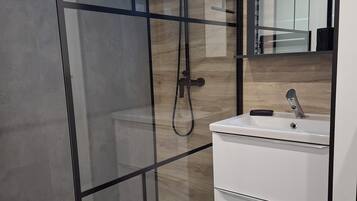 Een douche, een haardroger, handdoeken, zeep