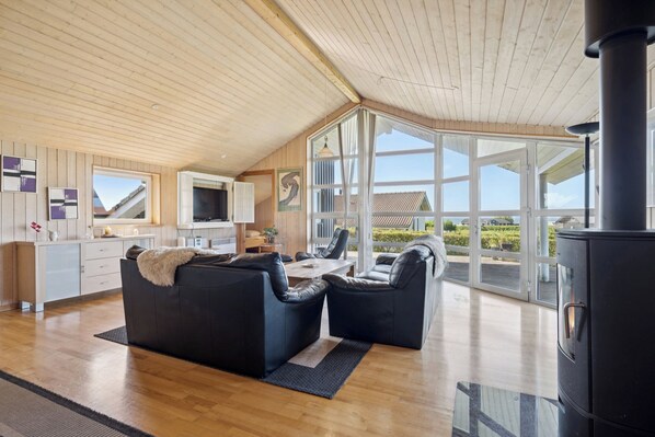 Flat-screen TV, fireplace