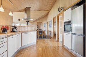 Een koelkast, een oven, een kookplaat, een vaatwasser