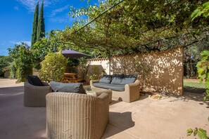 Terrace/patio - Holiday Home 'Au Écuries Du Mas Di Gau' with Shared Pool, Wi-Fi and Air Conditioning (Le Val)