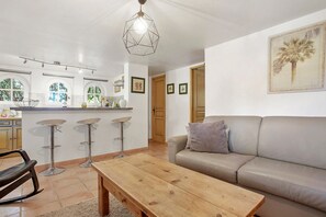 TV - Holiday Home 'Au Écuries Du Mas Di Gau' with Shared Pool, Wi-Fi and Air Conditioning (Le Val)