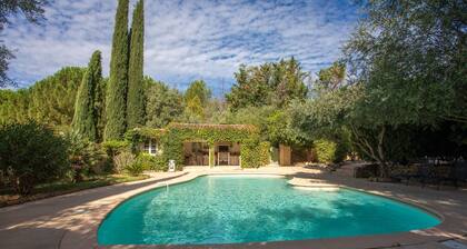 Holiday Home 'Au Écuries Du Mas Di Gau' with Shared Pool, Wi-Fi and Air Conditioning