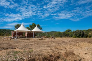 Outdoor dining - Holiday Home 'Au Écuries Du Mas Di Gau' with Shared Pool, Wi-Fi and Air Conditioning (Le Val)