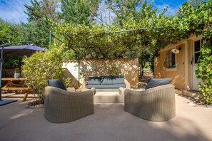 Terrace/patio - Holiday Home 'Au Écuries Du Mas Di Gau' with Shared Pool, Wi-Fi and Air Conditioning (Le Val)