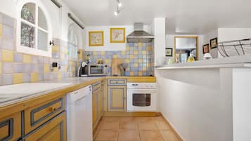 Køleskab, mikrobølgeovn, ovn, kogeplade