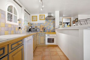 Fridge, microwave, oven, stovetop - Holiday Home 'Au Écuries Du Mas Di Gau' with Shared Pool, Wi-Fi and Air Conditioning (Le Val)