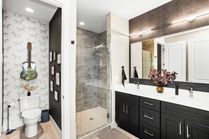 Regadera, secadora de cabello, toallas 