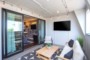 TV, fireplace, offices
