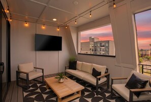 TV, fireplace, table football, offices - New 1.5 Miles to Broadway | City Views | Game Room (Nashville)