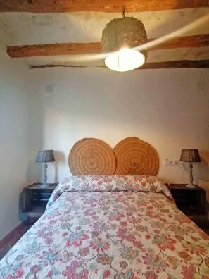 3 habitaciones, tabla de planchar con plancha, wifi y ropa de cama 