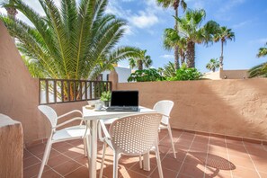Outdoor dining - Vacation 'Oasis Duna_ Casa Elena' with Shared Pool, Balcony and Wi-Fi (Corralejo)