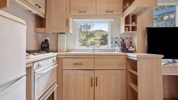 冷蔵庫、電子レンジ、オーブン、コンロ