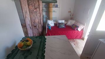 1 bedroom, bed sheets