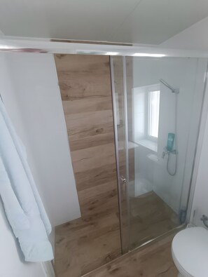 Shower, towels - Holiday Home 'Courtyard T0 Studio' (Idanha-A-Nova)