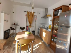 Fridge, microwave, oven, stovetop - Country House Das Oliveiras with Private Terrace, Shared Garden and Air Conditioning (Idanha-a-Nova)