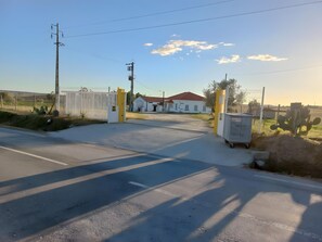 Property grounds - Country House Das Oliveiras with Private Terrace, Shared Garden and Air Conditioning (Idanha-a-Nova)