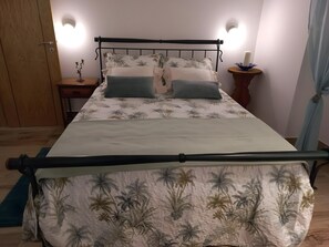 3 habitaciones, tabla de planchar con plancha y ropa de cama 