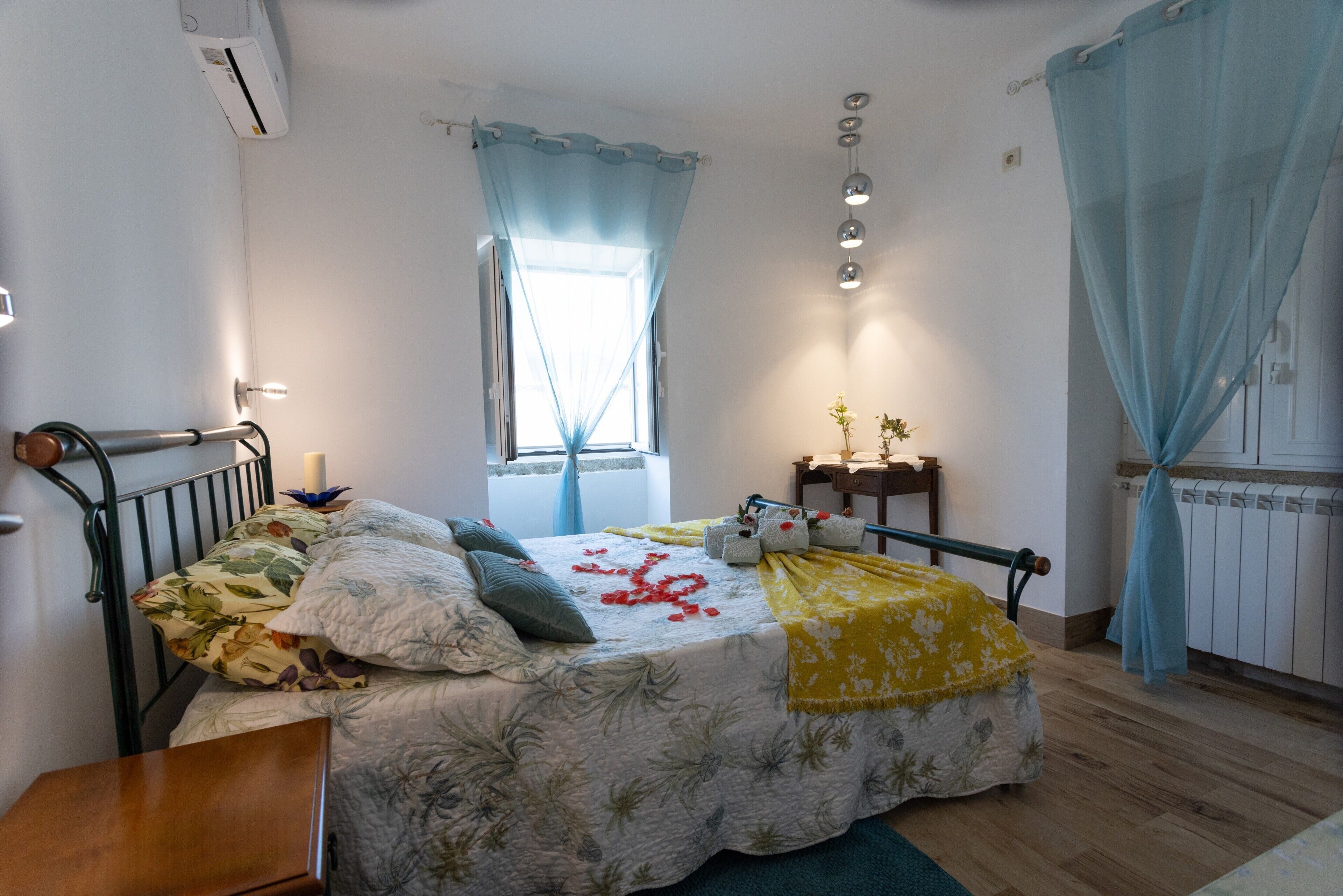 3 bedrooms, iron/ironing board, bed sheets