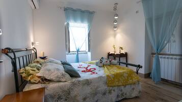 3 bedrooms, iron/ironing board, bed sheets