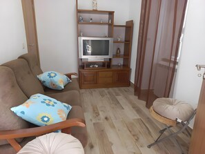 Televisión y chimenea 