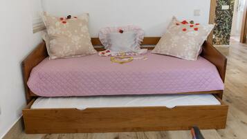 3 bedrooms, iron/ironing board, bed sheets