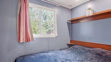 Een strijkplank/strijkijzer, wifi, beddengoed