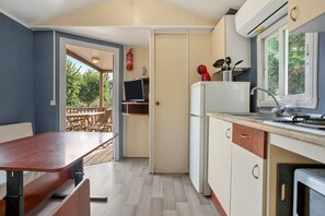 Microwave, oven, stovetop, cookware/dishes/utensils - Apartment 'L’oliveraie Écuries Mas Di Gau' with Shared Pool, Wi-Fi and Air Conditioning (Le Val)