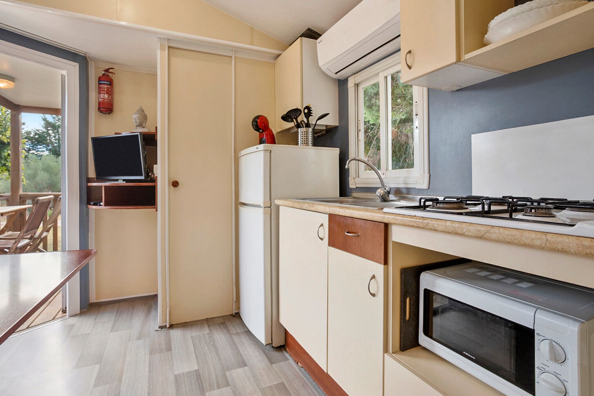 Een microgolfoven, een oven, een kookplaat, kookgerei, borden en bestek