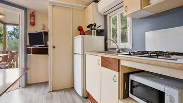 Microwave, oven, stovetop, cookware/dishes/utensils