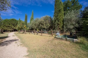 Property grounds - Apartment 'L’oliveraie Écuries Mas Di Gau' with Shared Pool, Wi-Fi and Air Conditioning (Le Val)