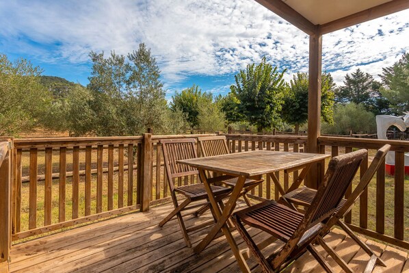 Outdoor dining - Apartment 'L’oliveraie Écuries Mas Di Gau' with Shared Pool, Wi-Fi and Air Conditioning (Le Val)