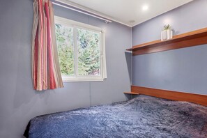 2 habitaciones, tabla de planchar con plancha, wifi y ropa de cama