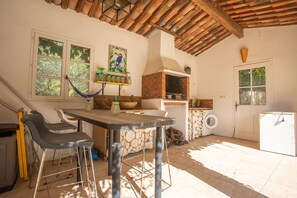 Outdoor dining - Apartment 'L’oliveraie Écuries Mas Di Gau' with Shared Pool, Wi-Fi and Air Conditioning (Le Val)
