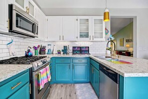 Kylskåp, mikrovågsugn, ugn och spishäll