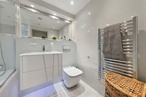 シャワー、ヘアドライヤー、タオル、石鹸