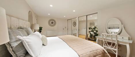 2 عدّة غرف نوم ومكواة/لوح كي وواي فاي وملاءات أسرّة