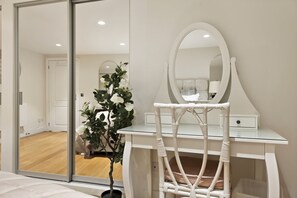 2 habitaciones, tabla de planchar con plancha, wifi y ropa de cama 