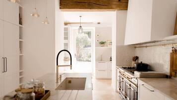 KylskÄp, mikrovÄgsugn, ugn och spishÀll