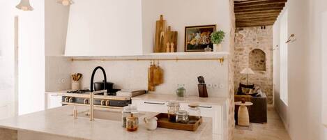 Mikrovågsugn, ugn, spishäll och diskmaskin