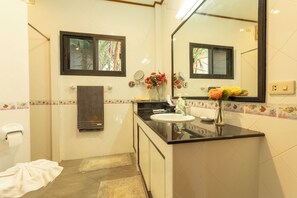 Villa, Balkon | Badezimmer
