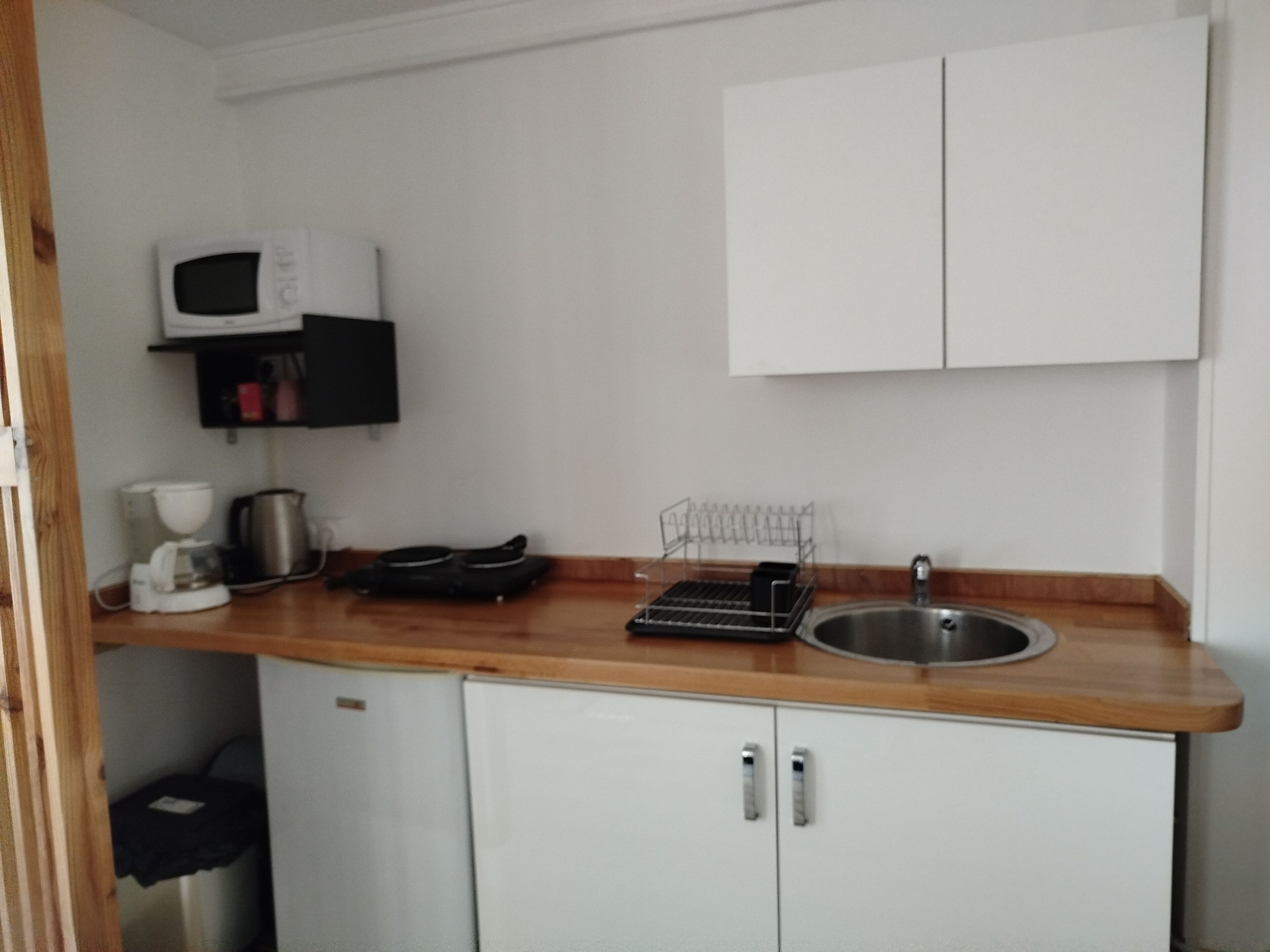 Réfrigérateur, micro-ondes, plaque de cuisson, cafetière/bouilloire