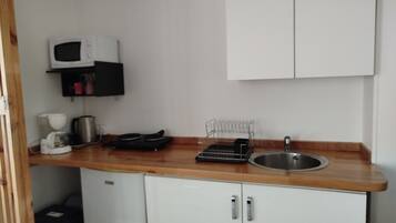 Réfrigérateur, micro-ondes, plaque de cuisson, cafetiÚre/bouilloire