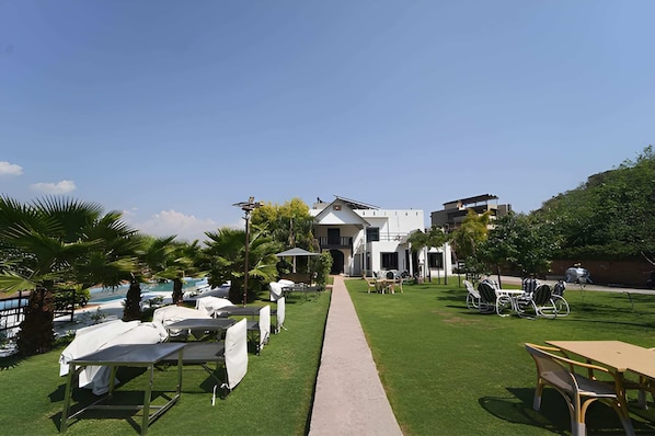 Outdoor dining - Mountain View Resort (Islamabad)