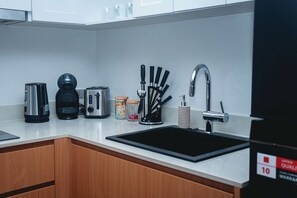 Klassiek appartement | Privékeuken | Een koelkast, een microgolfoven, een kookplaat, een waterkoker