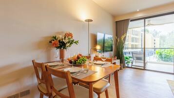 City Apartment, Balcony | Private kitchen | Electric kettle